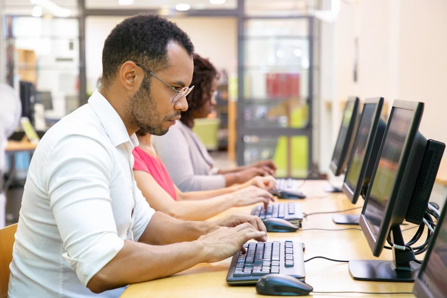 Régie informatique vs forfait : quel modèle choisir pour votre projet de développement ?